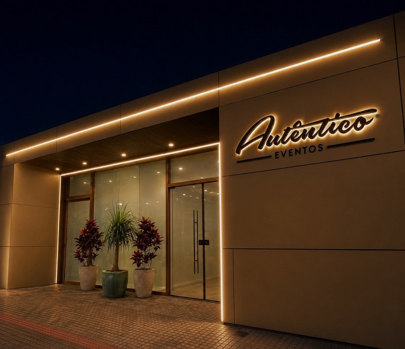 Fachada contemporânea do Autêntico Eventos com iluminação dourada